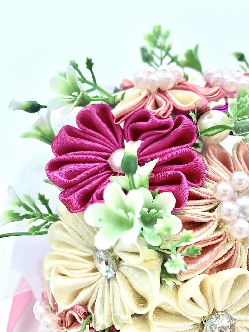 Bouquet artificiale fatto a mano con fiori di tessuto fucsia e rosa