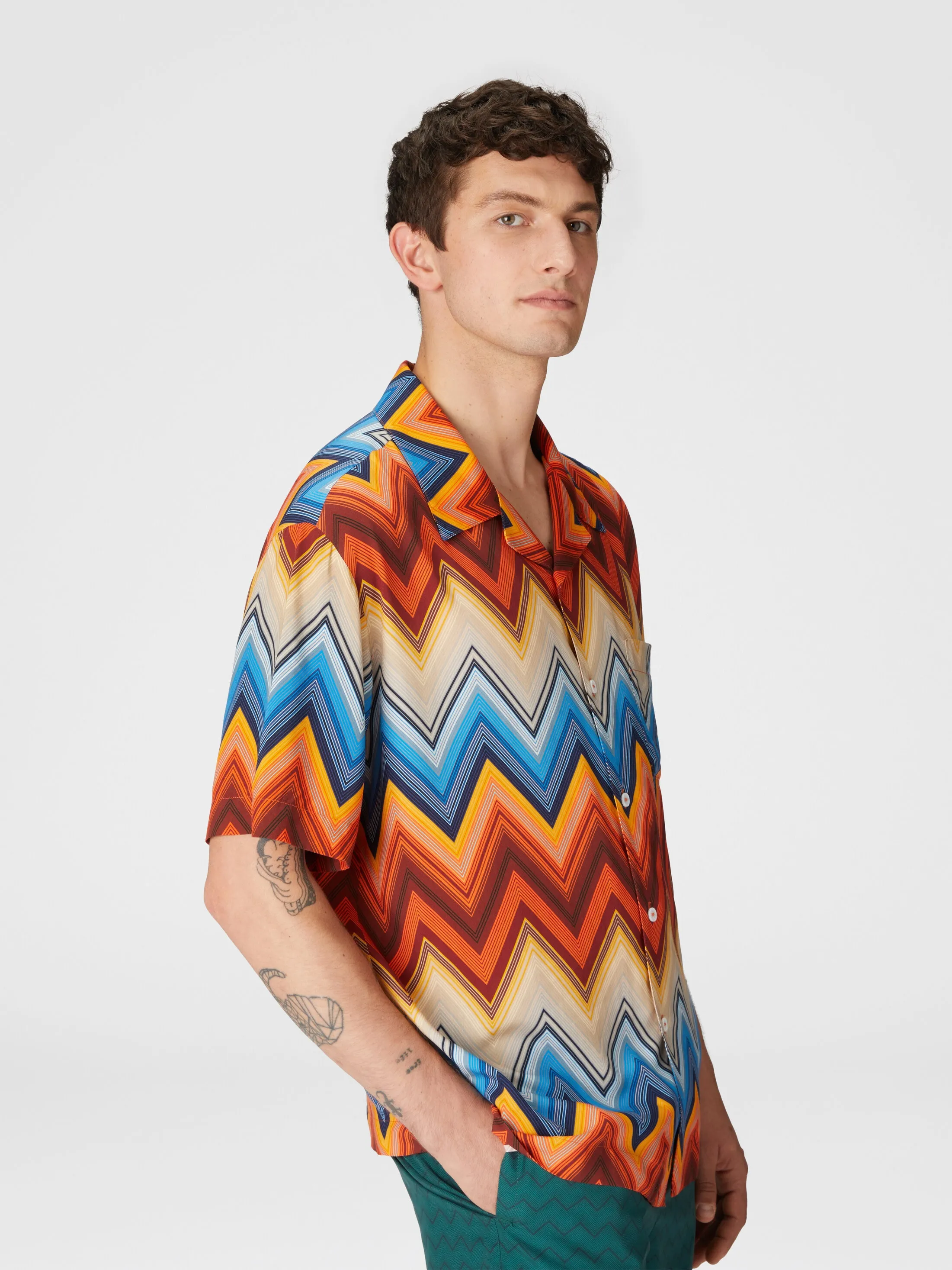 Camicia bowling in viscosa con macro zig zag e taschino