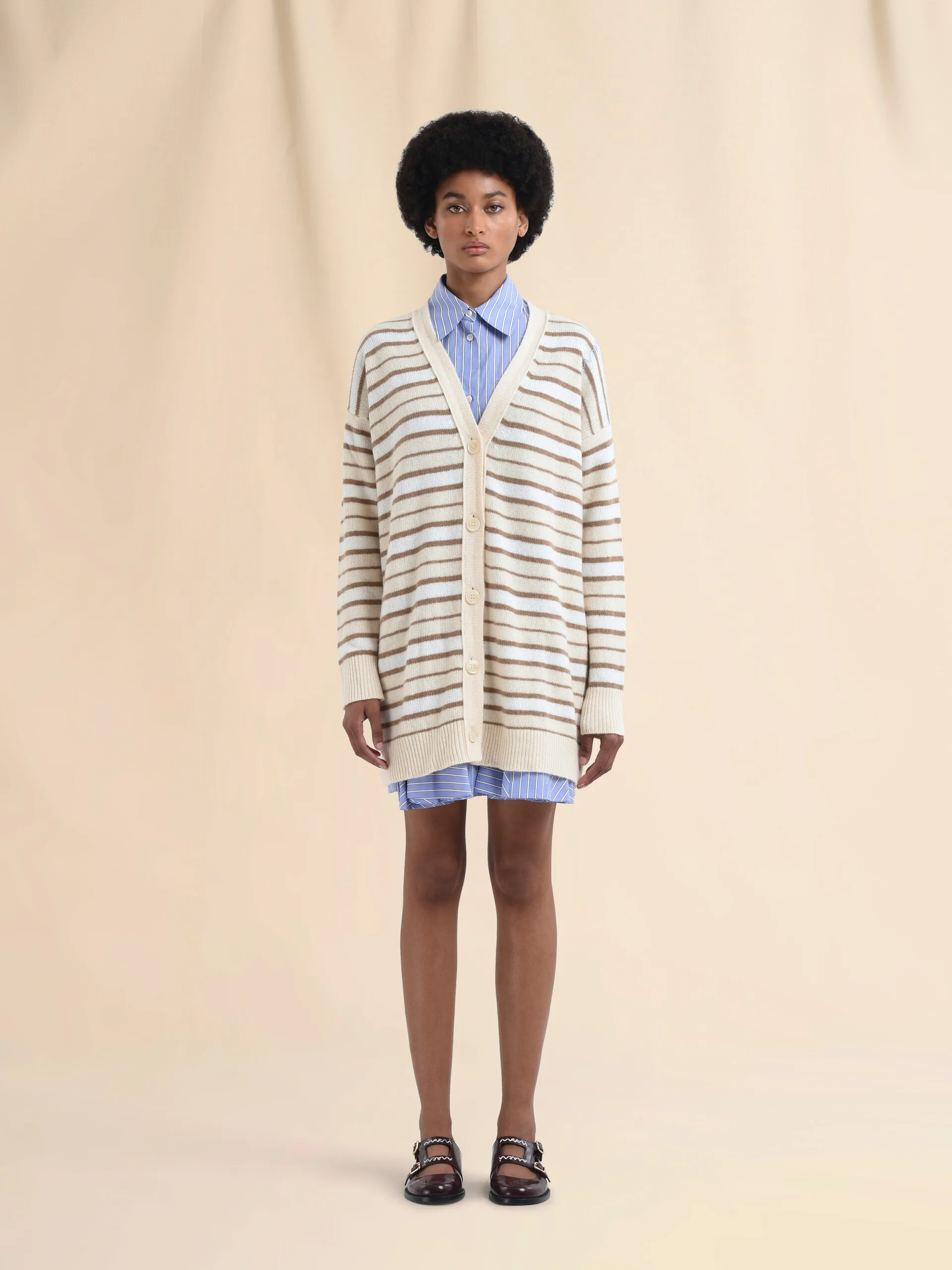 Cardigan a V in misto cashmere bianco avorio a righe