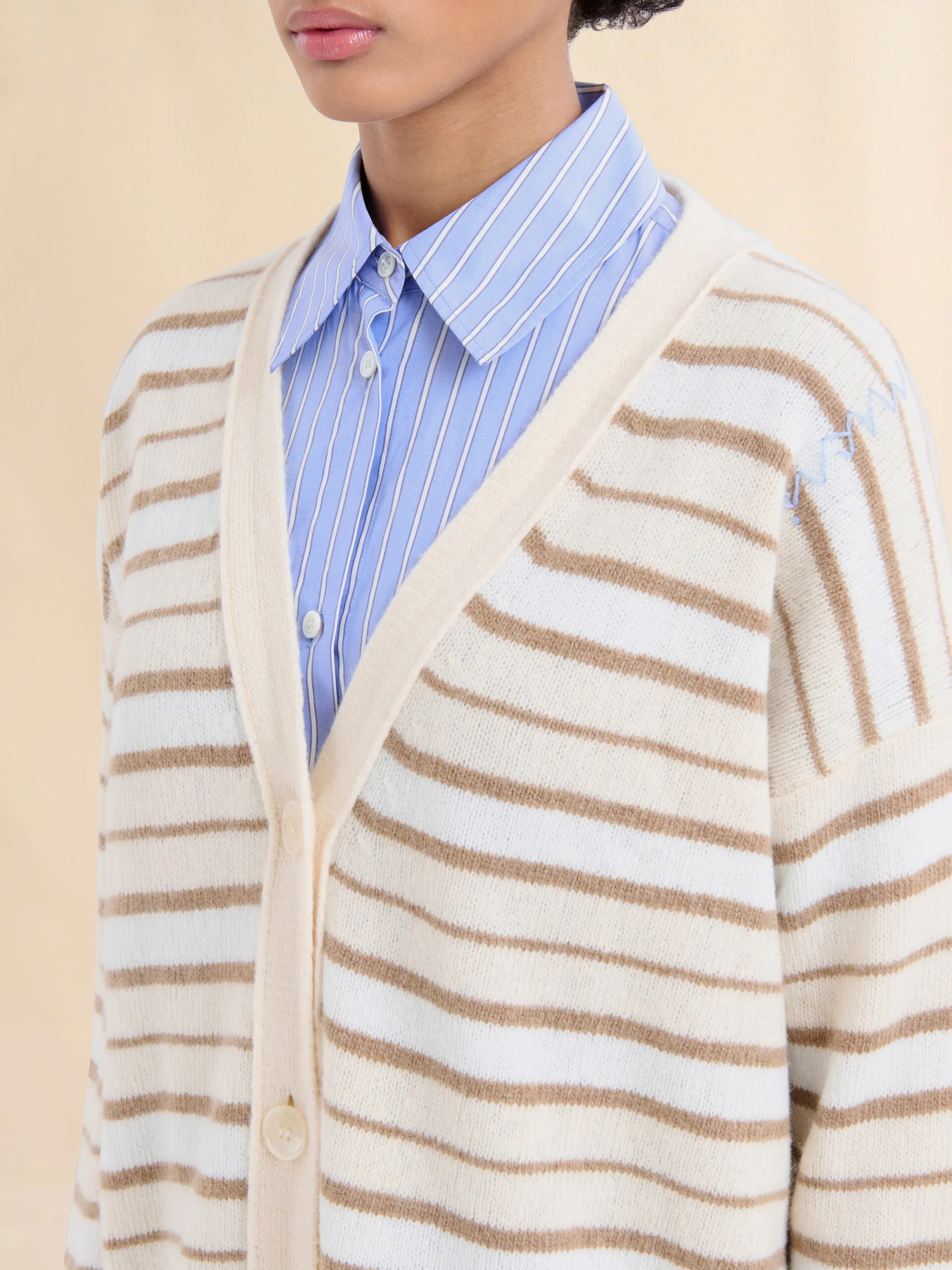 Cardigan a V in misto cashmere bianco avorio a righe